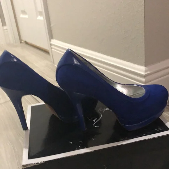 Baby Phat size 8.5 blue faux suede & patient pipping pump. - Picture 3 of 4